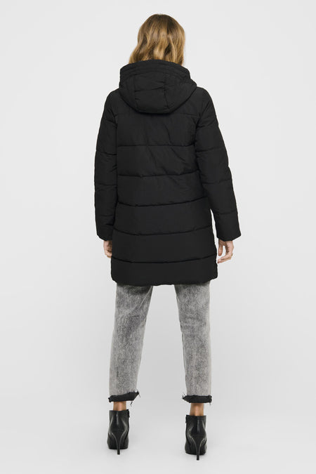 Zwarte lange jas van ONLY, met capuchon, gedragen met grijze jeans en zwarte haklaarsjes, achterkant.