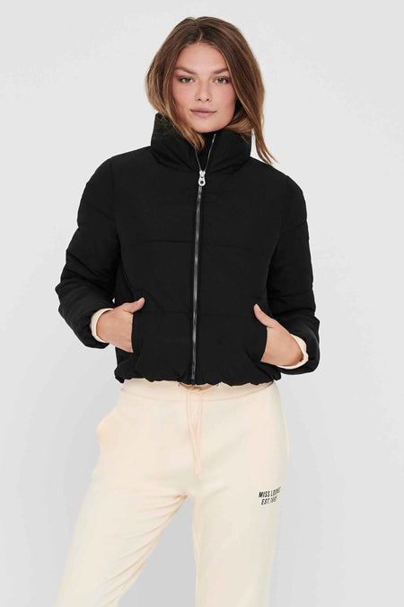 Manteau court noir d'ONLY, avec une fermeture éclair argentée et des poches.