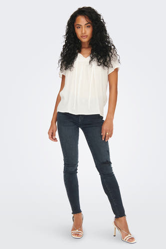 Blouse blanche à manches courtes de JDY, avec des détails de ceinture au col.