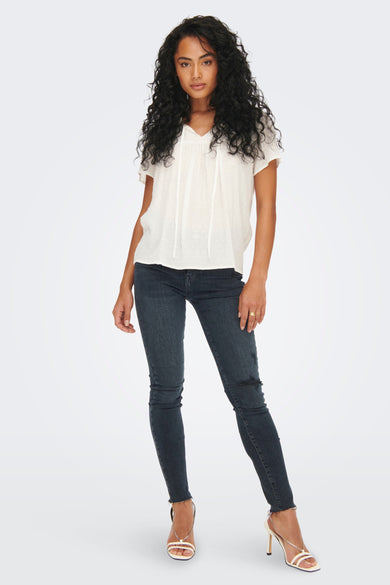 Blouse blanche à manches courtes de JDY, avec des détails de ceinture au col.