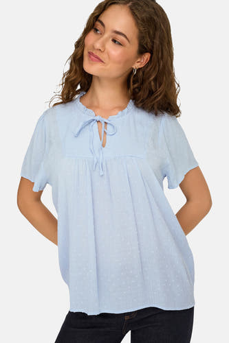 Lichtblauwe blouse met korte mouwen van JDY, met gestructureerde stof, subtiele stippen, rucheskraag en strikdetail.