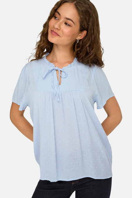 Lichtblauwe blouse met korte mouwen van JDY, met gestructureerde stof, subtiele stippen, rucheskraag en strikdetail.