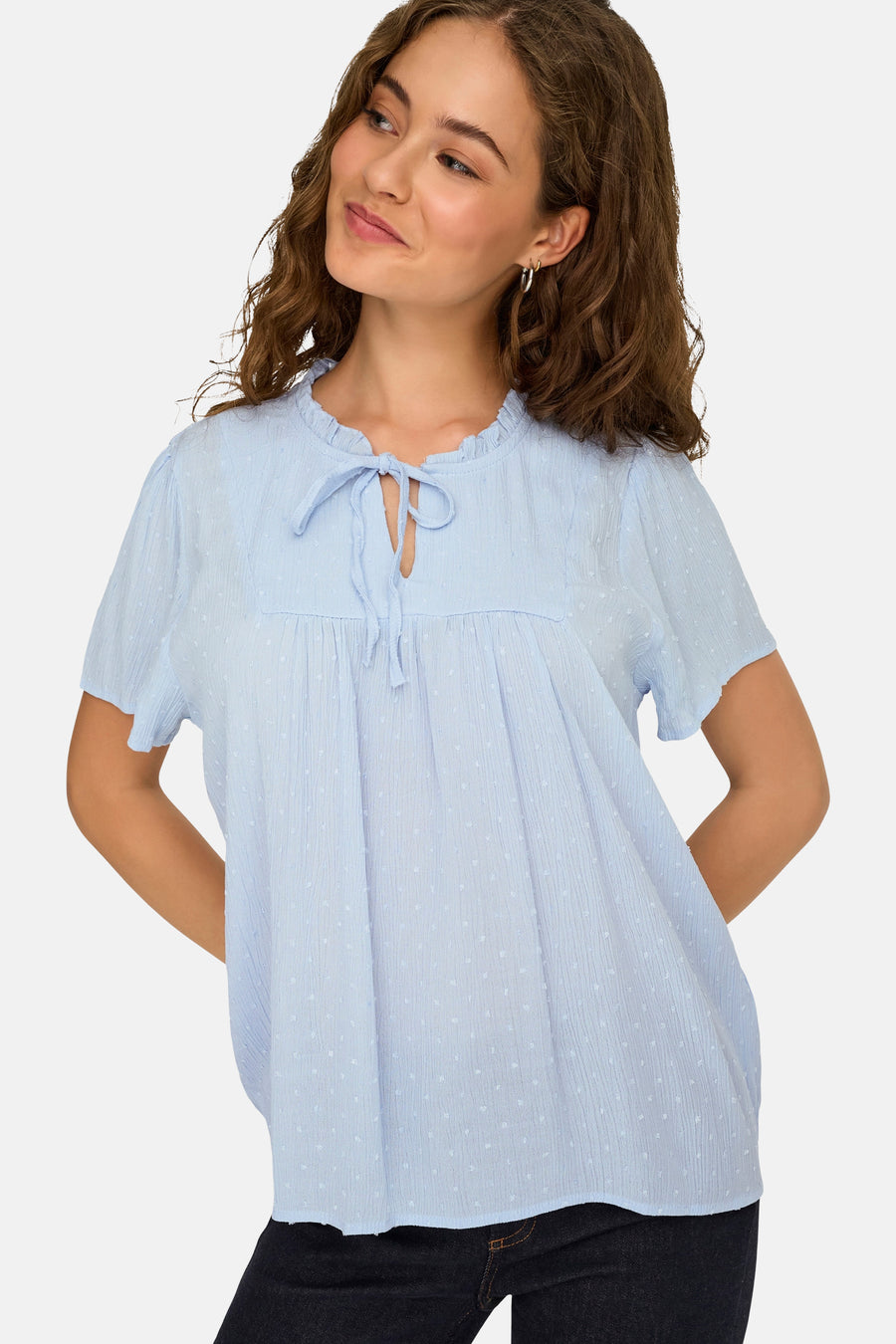 Lichtblauwe blouse met korte mouwen van JDY, met gestructureerde stof, subtiele stippen, rucheskraag en strikdetail.