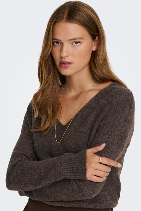 Bruine ronde hals trui van JDY, gebreid met zachte textuur, gedragen door model met gouden ketting en ring, front view