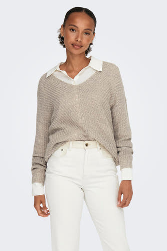 Pull marron avec col V de JDY, à longues manches, porté sur une chemise blanche et un pantalon blanc.