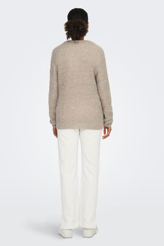 Pull marron de JDY, avec des manches longues et un short blanc.