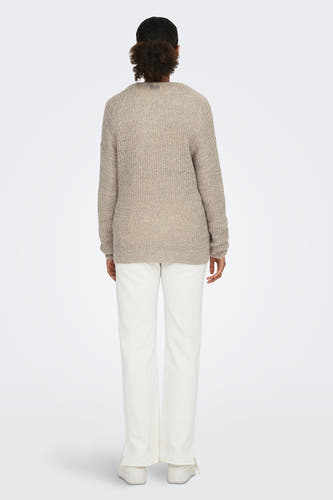 Pull marron de JDY, avec une texture tricotée, des manches longues et porté avec un pantalon blanc.