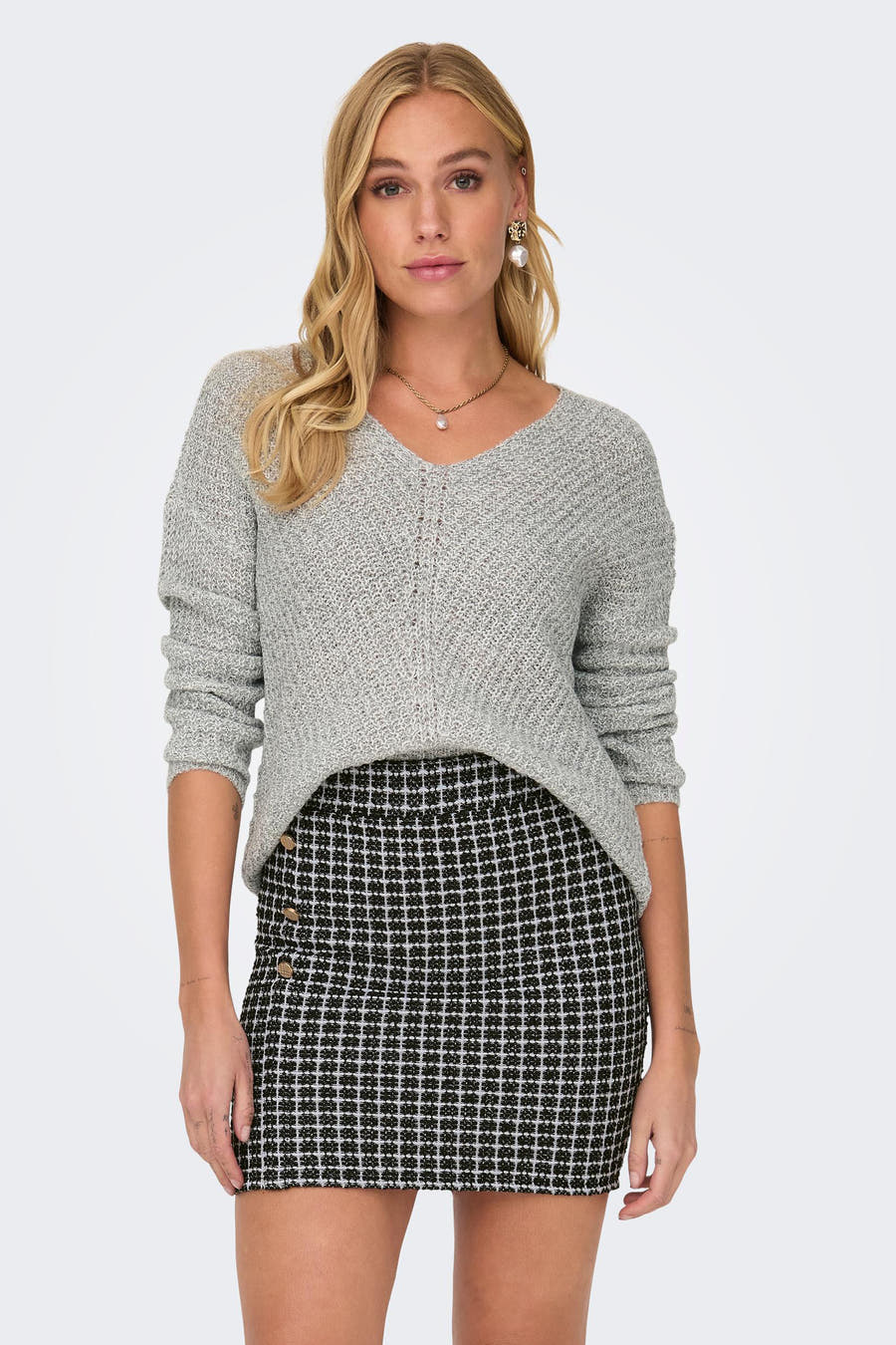 Witte V-hals trui van JDY met een grof gebreide textuur en een losse pasvorm.
