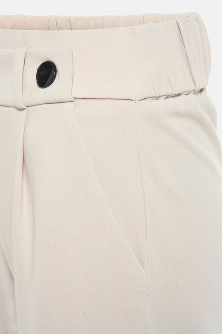 Pantalon de costume gris clair JDY avec taille élastique et bouton noir, gros plan avant