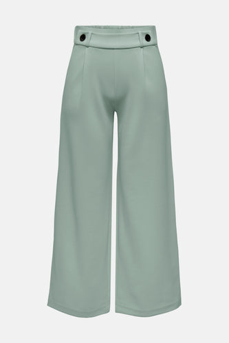 Mintgroene, wijde damesbroek met knopen.
