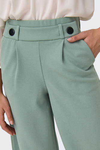 Pantalon de costume vert de JD JDY, pl pl et et poche po combiné avec une blouse blanche.