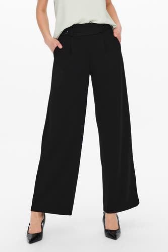 Pantalon de costume noir JDY, avec poches et larges pinces, associé à une top claire et des escarpins noirs.