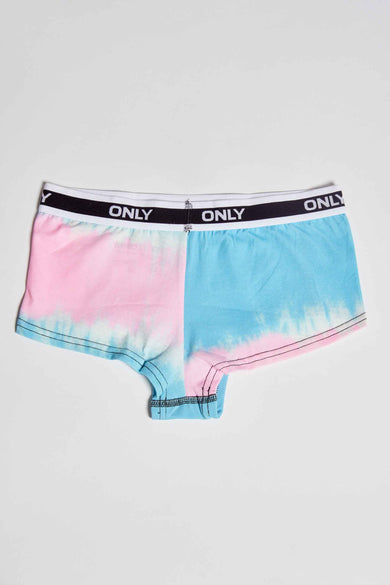 Roze en blauwe tie-dye boxers van ONLY® met zwarte tailleband en witte logo, plat op witte achtergrond