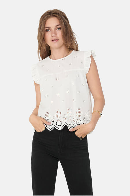 Witte blouse van ONLY, met broderie details en gecombineerd met zwarte jeans.