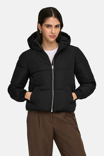 Manteau noir de JDY, avec capuche, fermeture éclair et pantalon marron.