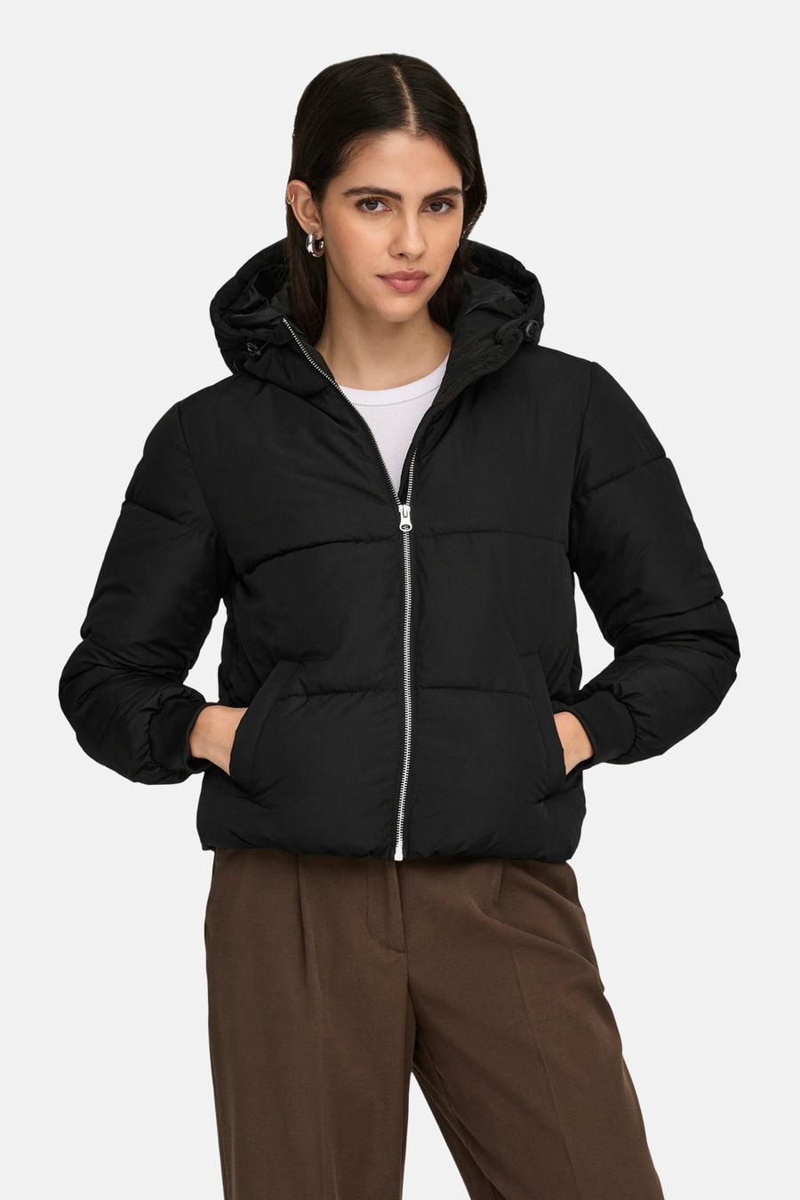 Femme avec un pull en laine noir et une jupe brune.