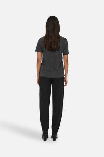 T-shirt noir à manches courtes de ONLY, avec un pantalon noir et des chaussures noires.