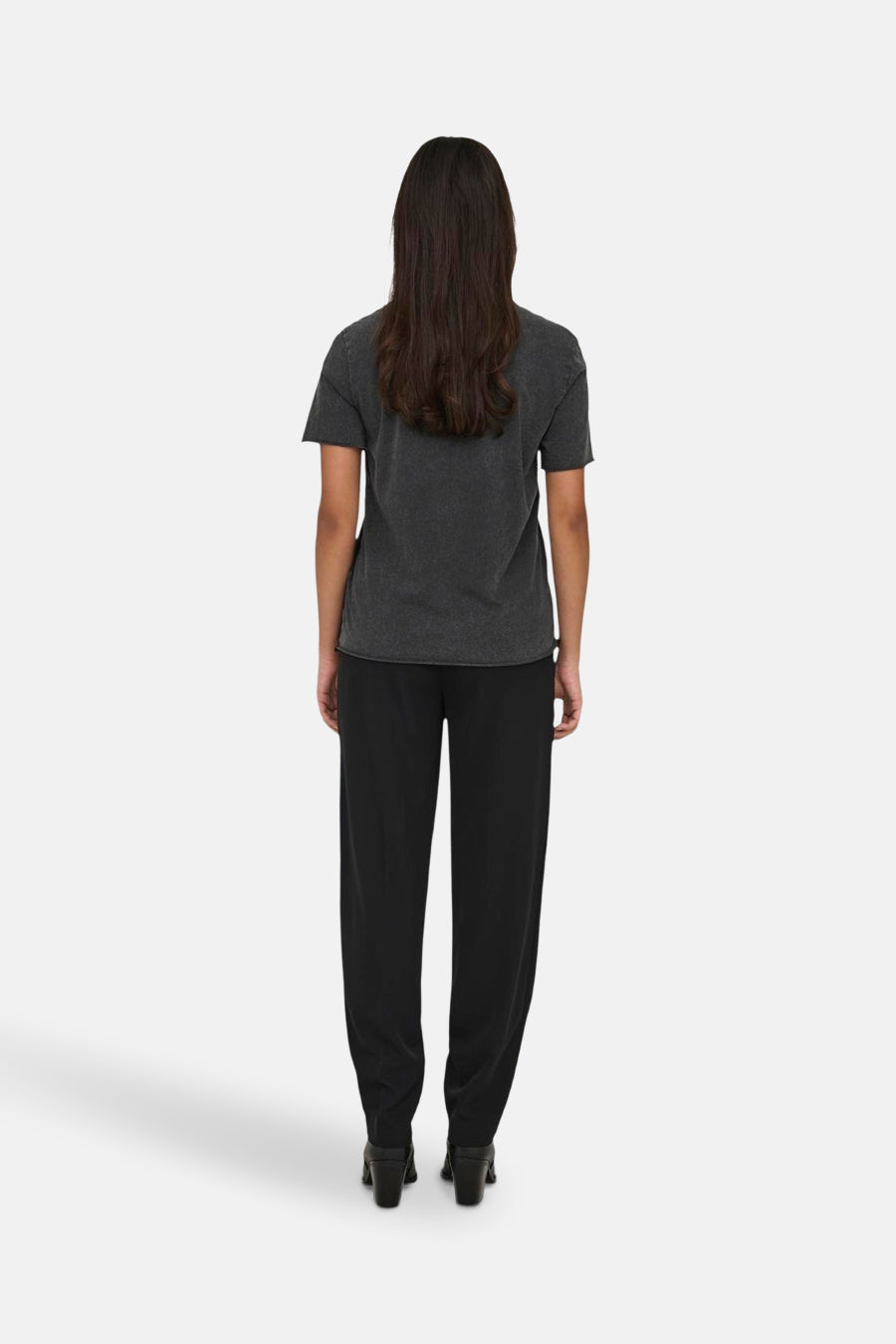 T-shirt noir à manches courtes de ONLY, avec un pantalon noir et des chaussures noires.