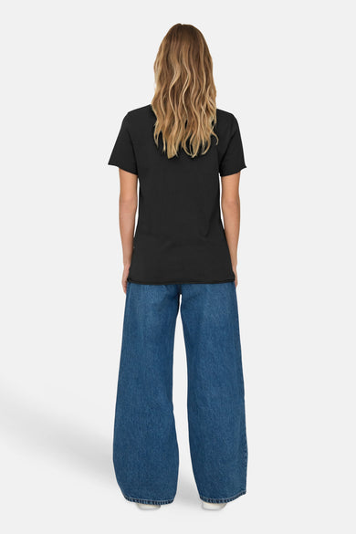 Grijs T-shirt met korte mouwen van ONLY®, gedragen met wijde blauwe jeans, achterkant.