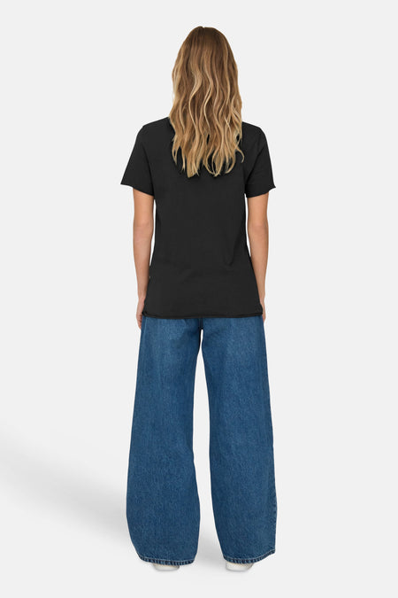 Grijs T-shirt met korte mouwen van ONLY®, gedragen met wijde blauwe jeans, achterkant.