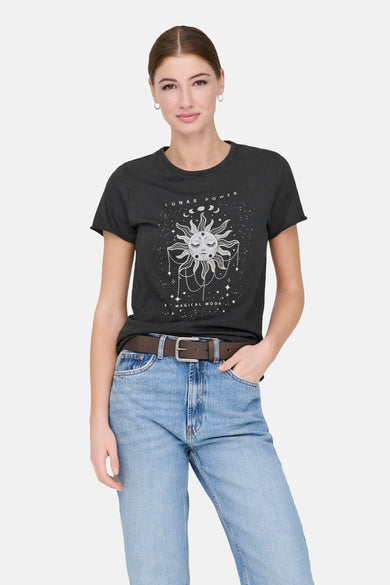 Grijs T-shirt met korte mouwen van ONLY, met een print van zon, maan en sterren. De vrouw draagt jeans met een bruine riem.