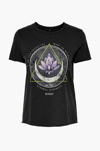 Zwart T-shirt van ONLY met een print van een lotusbloem, maan en een tekst in een cirkel.
