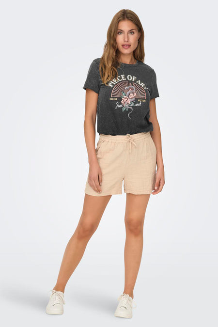 Zwart T-shirt met korte mouwen van ONLY, met 'Piece of Art' print en beige shorts.
