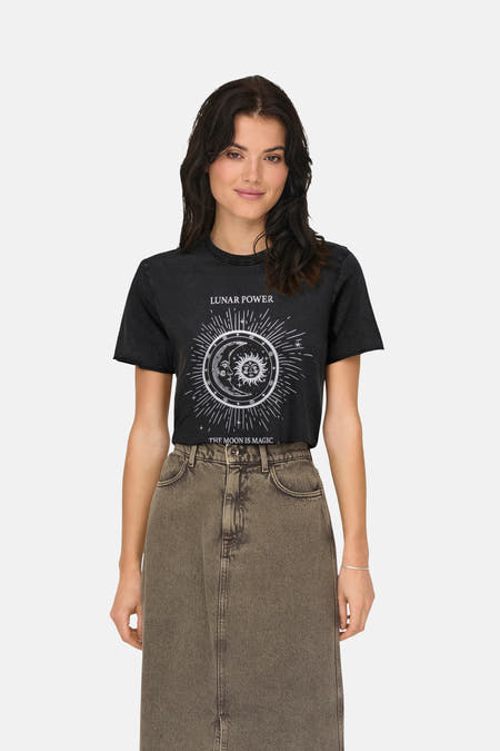 Zwart T-shirt met korte mouwen van ONLY, met "Lunar Power" print en gedragen met een bruine rok.
