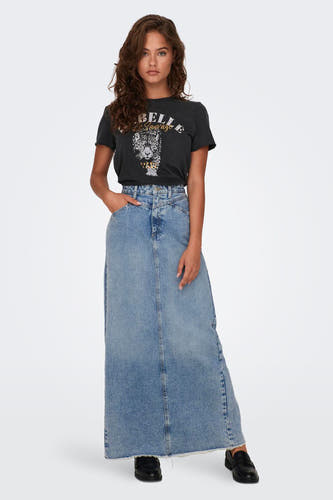 Zwart T-shirt van ONLY, met een luipaardprint en de tekst 'Belle Sauvage', gedragen met een lange spijkerrok.
