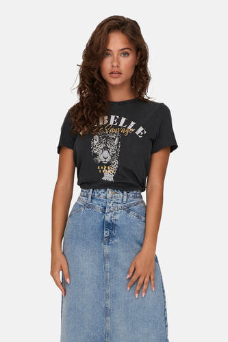 Zwart T-shirt van ONLY, met luipaardprint en 'Belle Le Sauvage' tekst, gecombineerd met een blauwe denim rok.
