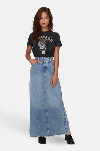 Zwart T-shirt van ONLY met een grafische print van een luipaard en een lange denim rok.
