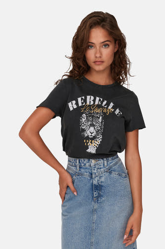 Zwart T-shirt van ONLY met een opvallende tijgerprint en de tekst "Rebel Le Sauvage".
