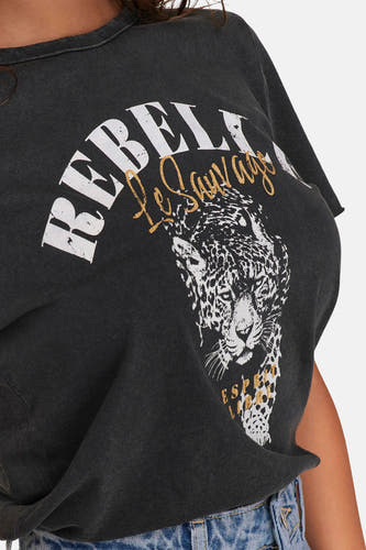 Zwart T-shirt van ONLY®, met "REBEL"-opdruk, luipaardprint en korte mouwen, gedragen met een blauwe jeans.
