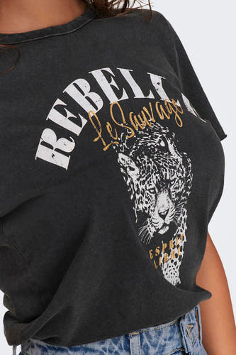 Zwart T-shirt van ONLY, met 'Rebel' opdruk en een luipaardprint.
