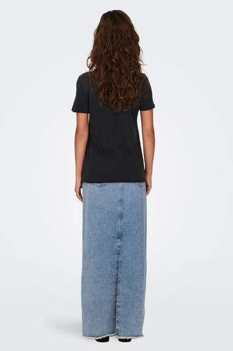 Zwart T-shirt van ONLY, met korte mouwen, gecombineerd met een lange denim rok.
