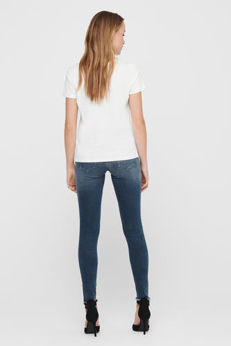 Jean skinny bleu marine d'ONLY, avec des chevilles froncées et associé à un T-shirt blanc et des baskets noires.