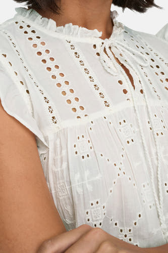 Witte mouwloze blouse van ONLY, met broderie details en een koordsluiting.
