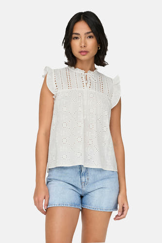 Witte blouse van ONLY, met broderie details, korte mouwen met ruches en een striksluiting.

