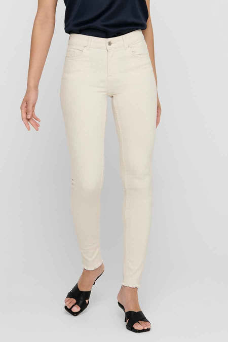 Jean skinny beige de ONLY, avec un bord froncé et associé à des sandales noires.