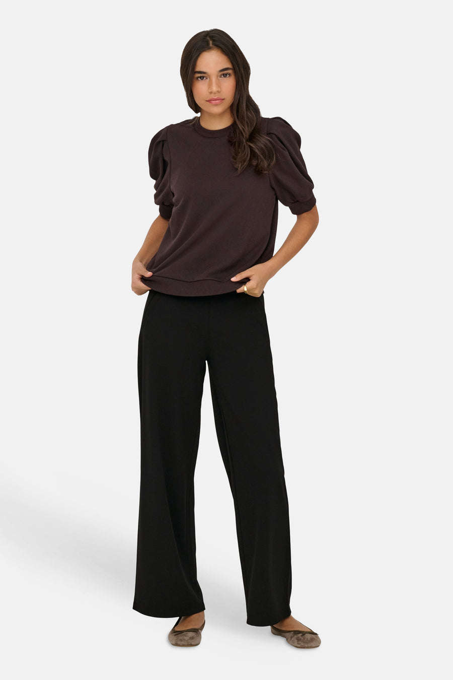 Pantalon de costume noir ample de JDY, porté par un mannequin avec un pull marron foncé et des ballerines.