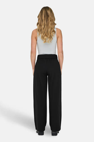 Pantalon de costume noir JDY, vu de derrière, avec des jambes larges et une ceinture élastique.