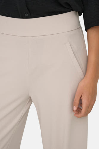 Pantalon de costume gris de JDY avec taille large et poches latérales inclinées, porté avec un haut noir.