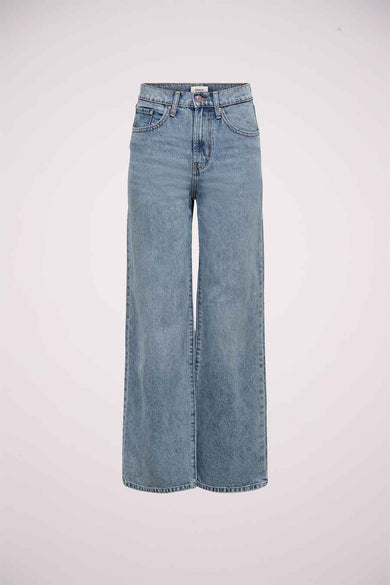 Jeans larges en denim bleu clair de ONLY, avec jambes larges et style classique à cinq poches.