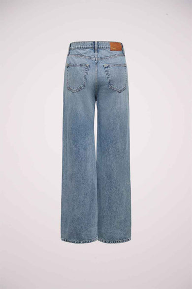 Jeans taille haute en denim bleu clair ONLY, avec poches arrière et jambes droites.