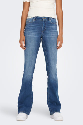 Jean flare bleu moyen de ONLY, avec un lavage subtil et des poches arrière.