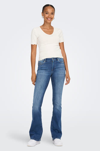 Blauwe flared jeans van ONLY, met subtiele wassing en gedragen met een crèmekleurig geribbeld shirt.
