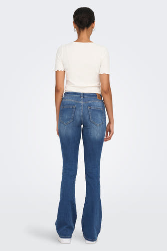 Middenblauwe flared jeans van ONLY, met een subtiele wassing en achterzakken.
