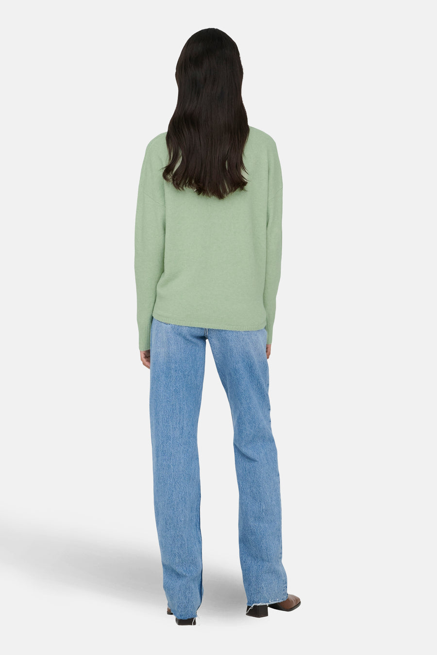 Groene V-halstrui van ONLY, gedragen met een blauwe jeans en bruine hakken, rugzijde.
