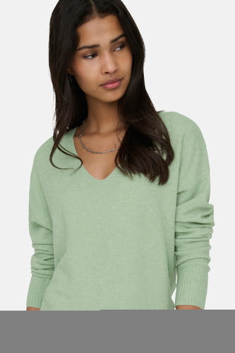 Groene trui met V-hals van ONLY, met een zilverkleurige ketting.