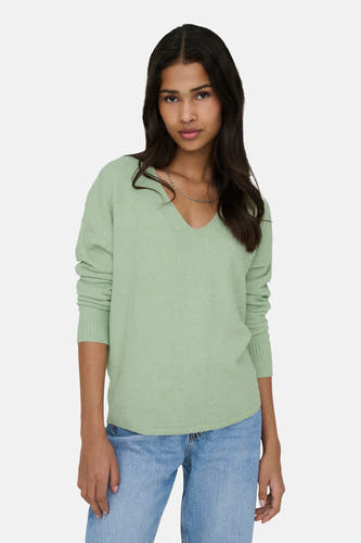 Groene trui met V-hals van ONLY, met lange mouwen en een zilverkleurige ketting.